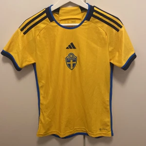 Sverige Tröja 2023 - Säljer nu denna Sverige tröja då den inte passar mig längre. Tröjan är i fint skick utan några skador. Har ej kvittot till tröjan. 