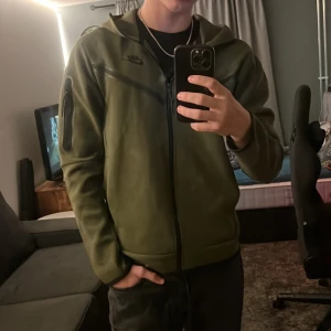 Nike tech (grön) - Helt ny Nike tech fleece, bara använt 1-2 gånger. S-M