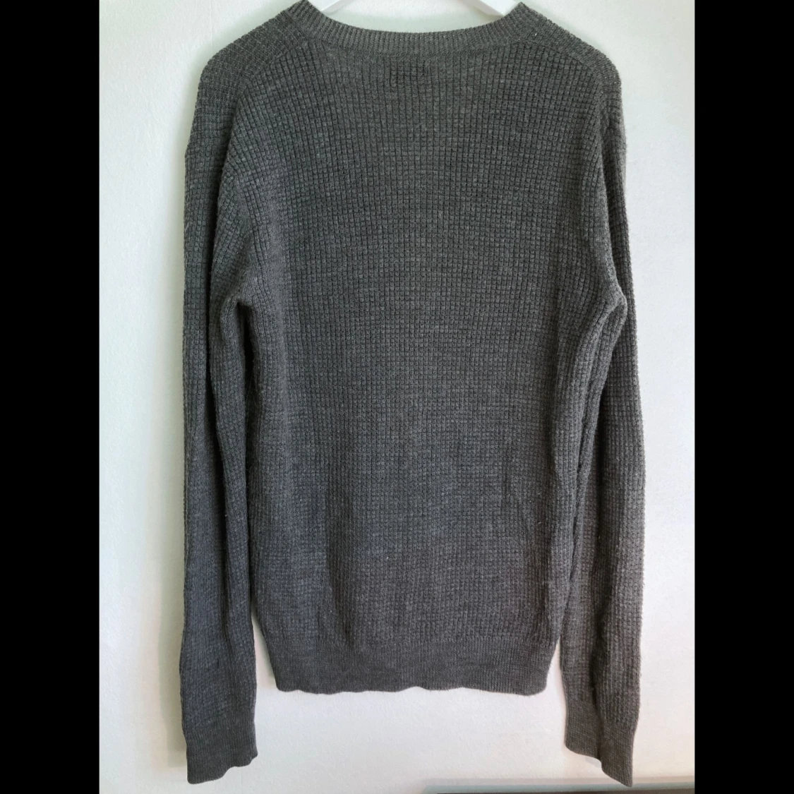 Våffelstickad mörkgrå tröja, ull, S 44/46, Cheap Monday, finstickad, V-ringad, klassisk - 90