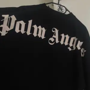 Långärmad T-shirt från Palm Angels med logotyp bak och mindre logotyp fram. ÄKTA med QR kod köpt på farfetch för 3650kr. Storlek XXS men är oversized så passar även som S.  Vid mer frågor kontakta mig 😊