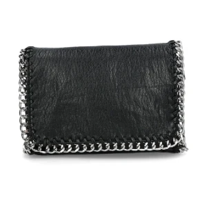 Svart axelväska med kedjedetaljer - (Obs, jag har kortat ner axelremmen men den funkar fortfarande perfekt som axelväska!!) Snygg svart axelväska i skinn med coola kedjedetaljer runt kanterna. Perfekt för en kväll ute eller när du vill lägga till lite edge till din outfit. Väskan har en dragkedja för säker förvaring och en kedjerem för att bära den över axeln.