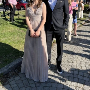 Champagnefärgad glittrig balklänning - Superfin balklänning som glittrar jättefint i solen. Storlek s, lite insydd i midjan. Från Lovisa Barkmans kollektion med bubbleroom. Bara att skriva för mer info