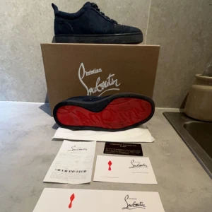 christian louboutin - Hej jag säljer att par christian louboutin som är i gott skick, jag kan även erjbjuda mig att tvätta dom lite extra innan jag fraktat. Skorna är äkta, skriv gärna till mig vid frågor så ska jag svara så snabbt som möjligt.