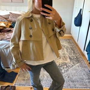 Beige kort kappa ifrån hm! Storelk 34