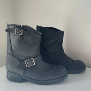 Cowgirl boots - Johnny Bulls, svarta äkta läder boots. Skulle kunna hålla hela livet. Stabila skor i bra skick. 