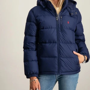 Polo Ralph Lauren *Lånad bild - Blå El Cap Jacket- Tjej Köpt förra året- dec 2023. Använd en säsong. Kemad en gång.  Små skavanker. Inköpt för 3295 sek - säljer för 2000kr 