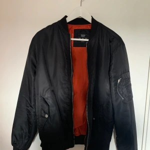 Jacka  - Jacka från Bershka  Passform : S-M Bombarjacka. Bra skick! Går inte att stänga 