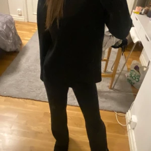 Sett newyourker - Väldigt bra skick, som ny, andvänd ca 1 gång, bomull tyg, tröjan är i storlek S och byxorna strlk XS