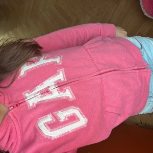 GAP flis - Supersöt GAP flis i ca storlek 140!💕 Jag säljer den då den inte kommer till användning för att den har blivit för liten💕små fläckar på några ställen men inget man tänker på! Den är lite "luddig” på vissa ställen men inget man ser💕pris kan diskuteras!