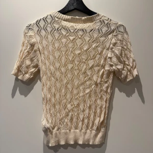 Stickad t-shirt  - Stickad ”ihålig” kortärmad super fin tröja! Cremevit med super fint mönster, knappt använd men köpt för något år sedan!