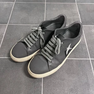 Arigato skor - Axel Arigato Clean 90 Bee Bird skor | Skick 9/10 | Storlek 42 | Nypris 2500kr | Frakt via PostNord eller Instabox på kundens bekostnad | Hör av er vid funderingar📧