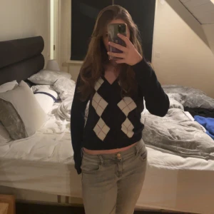 stickad tröja 🍁 - en söt rutig tröja perfekt för vinter och höst. från brandy melville, i perfekt skick 🍂 