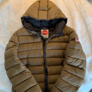 Colmar Jacka  - Puff jacka från Colmar, äkta ! Mycket gott skick! Normal passform mellan S och M! Perfekt nu till vintern 😊