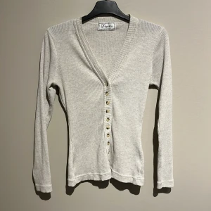 Kofta - Säljer denna kofta i storlek xs/s från paprika collection kontakta vid frågor och funderingar. Den är beige/grå inte så grå som den ser ut på bilden