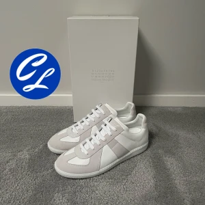 Maison Margiela Skor (Sprillans Nya) - Maison Margiela Skor | Skick: 10/10 (Sprillans Nya) | Strl 43 | Pris - 3499 | Allt og kommer med, tags, dustbags, Maison Margiela Kort | Fraktar via Postnord eller Instabox på köparens bekostnad | Hör av dig vid minsta fråga eller fundering!