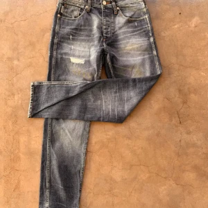 Jack & Jones Jeans - Säljer feta Jack & Jones jeans med slitningar. Skriv vid minsta fundering. W29 L32