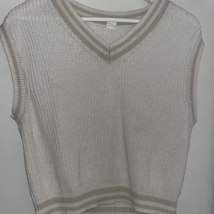 Väst - Vit Stickad väst med beiga ränder på kanterna i storlek 158/164 och aldrig använd🤍🤎