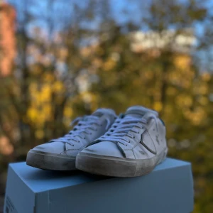 Philippe Model  - Säljer nu ett par sprillans nya Philippe Model skor i super skick 10/10. Box tillkommer. Tveka inte på att höra av dig för fler frågor eller liknande.