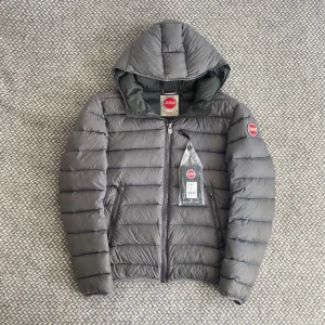 Colmar jacka - Ljusgrå dunjacka från Colmar. Storlek 48, sitter som en S/M. Använd men i mycket fint skick. Inga hål eller slitningar. Hör gärna av dig vid frågor eller fler bilder😉👊🏽