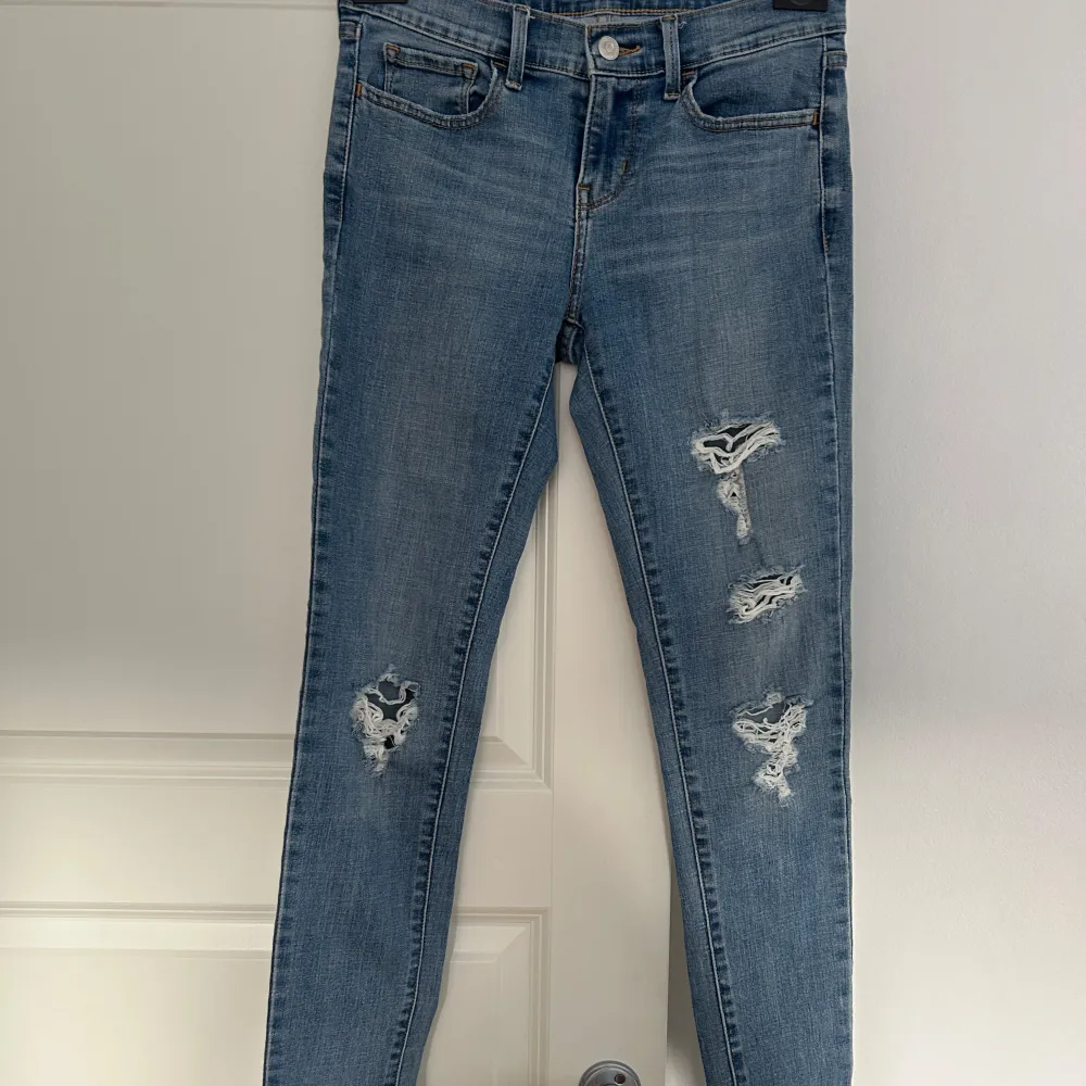 Skinnyjeans med hål från Levis i modellen 710 super skinny, sällan använda och är i nyskick, superfin passform, formar benen jättefint, färgen är gudomlig Strl 27 Pris 370. Jeans & Byxor.