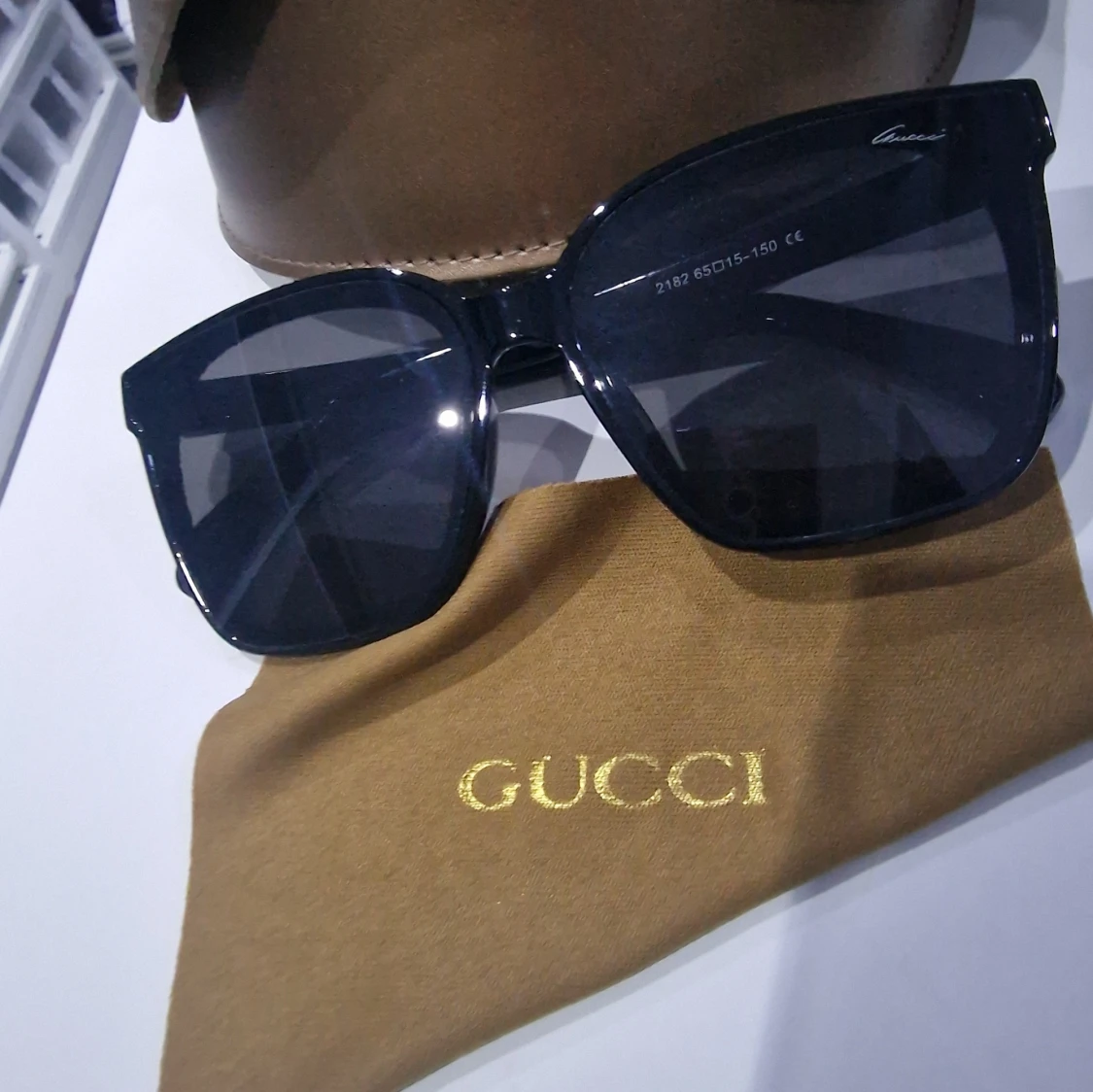 Helt ny gucci solglasögon  - 93