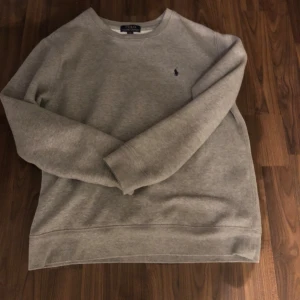 Ralph lauren sweatshirt  - Tjena säljer en utväxt Ralph lauren sweater i riktigt bra skick utan defekter eller slitningar, lite tvättad bara. En ny kostar runt 2000kr, se bild 2. Om ni har frågor är det bara att höra av sig.