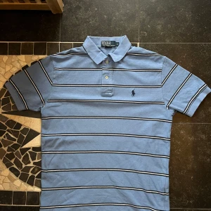 Ralph Lauren Polo - Jätte fin ralph lauren polo lång i längden för att ha under byxorna helt ny använda 1-2 gånger Storlek S men passar också M Nypris 1200