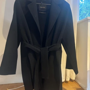 Massimo Dutti kappa  - Svart Massimo Dutti kappa använd få gånger så fortfarande i väldigt bra skick. Köpt för 2500 och säljer för 1000 + frakt