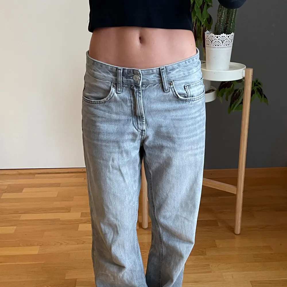 Ljusgrå Lågmidjade jeans från Zara i storlek 36, jag är 165 💛🫶 . Jeans & Byxor.