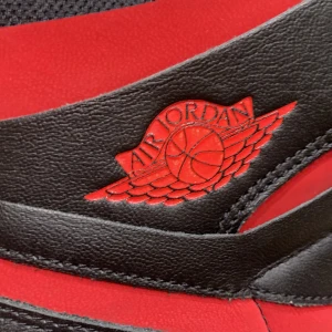 Ett par Nike Jordan skor. Höga storlek 36.5 - Ett par höga Nike Jordan skor. Bra skick. Har tyvärr ingen låda men kan skicka i en annan låda.