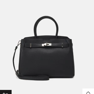 Trendig väska  - Så snygg väska köpt på Zalando! Helt slutsåld på hemsidan💗 Aldrig använd med skyddsplasten kvar!! Den är mer guldig i verkligheten än produktbilderna från hemsidan!!