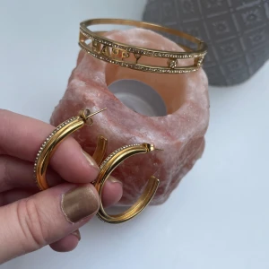 Smycken - Armband och örhängen, säljer tillsammans. Fick de i present så vet ej originalpris men vet att de är från Guldfynd och är plomberade. Säljer för 300kr men skriv vid intresse så kan vi alltid diskutera pris.😊
