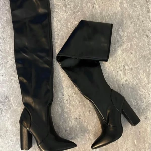 Höga boots - Säljer nu mina fina oanvända boots som inte kom till användning i storlek 36