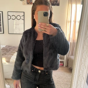 pälsjacka  - jättefin marinblå pälsjacka från cubus 