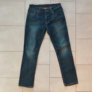 Snygga jeans från Nudie. Nypris 1600kr. Har ett reparerat hål på högra knäet. Jeansen har passformen Grim Tim och storleken w34/l32. Hör gärna av er vid minsta fundering! 😊