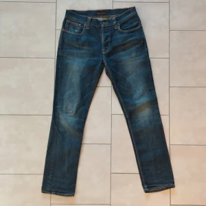 Nudie Jeans Grim Tim 34/32 - Snygga jeans från Nudie. Nypris 1600kr. Har ett reparerat hål på högra knäet. Jeansen har passformen Grim Tim och storleken w34/l32. Hör gärna av er vid minsta fundering! 😊