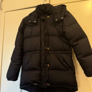 Boomerang dunjacka - Mörkblå, storlek M. Använd en vinter. Fräsch, nytvättad utan fläckar och slitage. Nypris 5999 kr. 