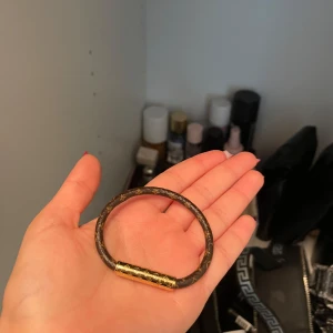 Louis vuitton confidential bracelet - Lv armband som inte kommer till användning, funkar jätte bra att ge bort som present då all förpackning finns kvar+ qr kod🥰 jag står för frakt