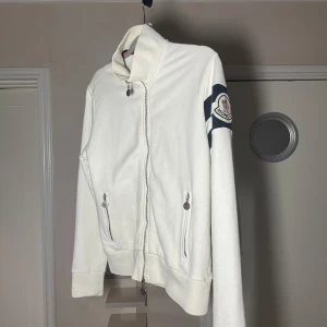 Moncler zip tröja - Tröjan sitter som en S men är M Äkta moncler köpte för några år sedan