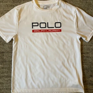 Polo Ralph Lauren T-shirt - Jag säljer en Polo Ralph Lauren tröja som är i mycket bra skick!! Jag har använt den några få antal gånger och den är i storlek 160☺️ Den är tunn i materialet.