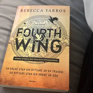 Svensk utgåva av 'Fourth Wing' av Rebecca Yarros, med exklusivt extramaterial. Boken handlar om tjugoåriga Violet Sorrengail som kastas in i en värld av drakar och faror. En drake utan sin ryttare är en tragedi, och en ryttare utan sin drake är död. Perfekt för dig som älskar romantisk fantasy!