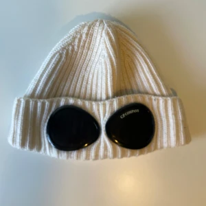 C.P. Company mössa beige - C.P. Company mössa vit/beige || Nypris runt 1600 || Storlek ONE SIZE || Nyskick || Tveka inte att höra av dig om du har frågor