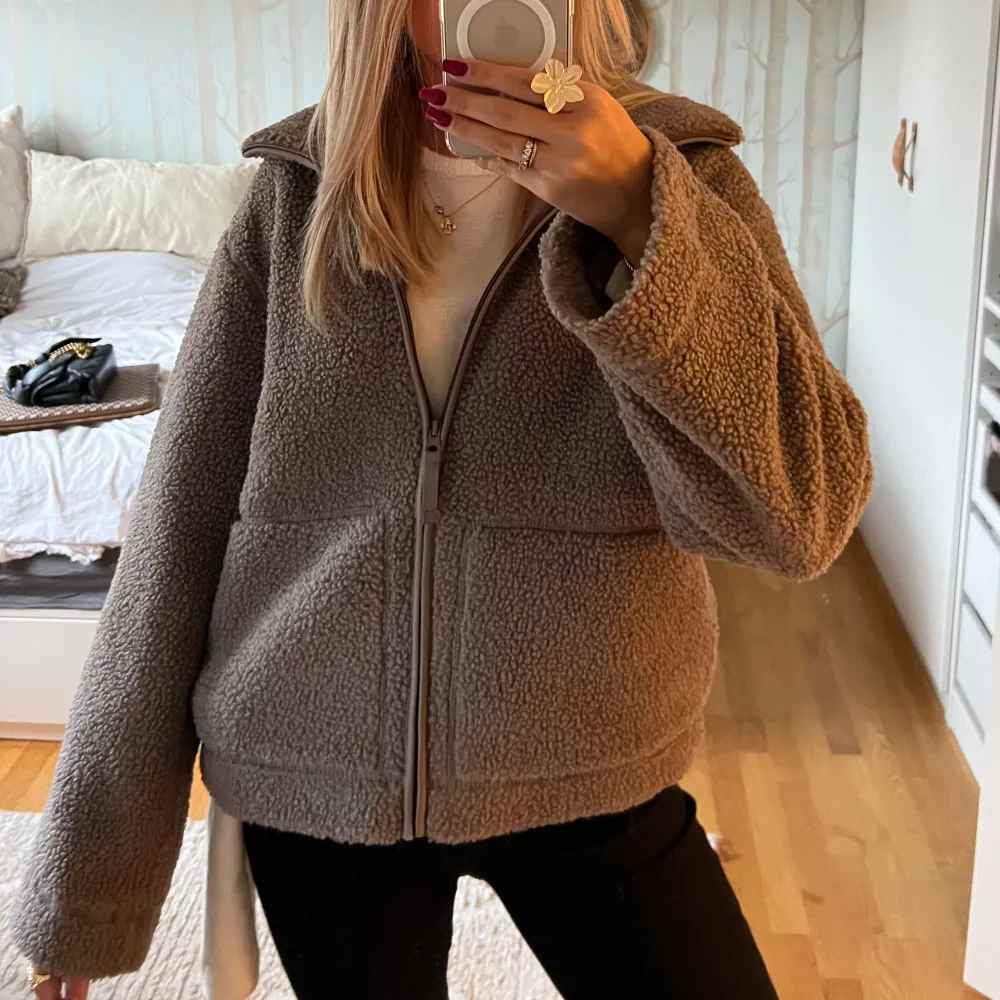 Intressekoll på den slutsålda populära teddyjackan ifrån HM, denna ä i en brun/grå färg! Strl M då jag gillar att den är lite oversized🥰 Helt ny med prislapp kvar.. Jackor.