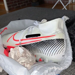 Nike fotbollsskor  - Säljer ett par Nike Mercurial Superfly 7 Elite Fg k storlek 38,5 som aldrig är används pga för stora. Har mitt efternamn påtryckt men går att dra bort det. En modell som inte säljs längre och nypris låg på över 3000kr