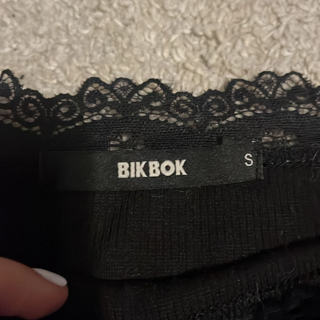 Svart offshoulder topp från Bik Bok - 90