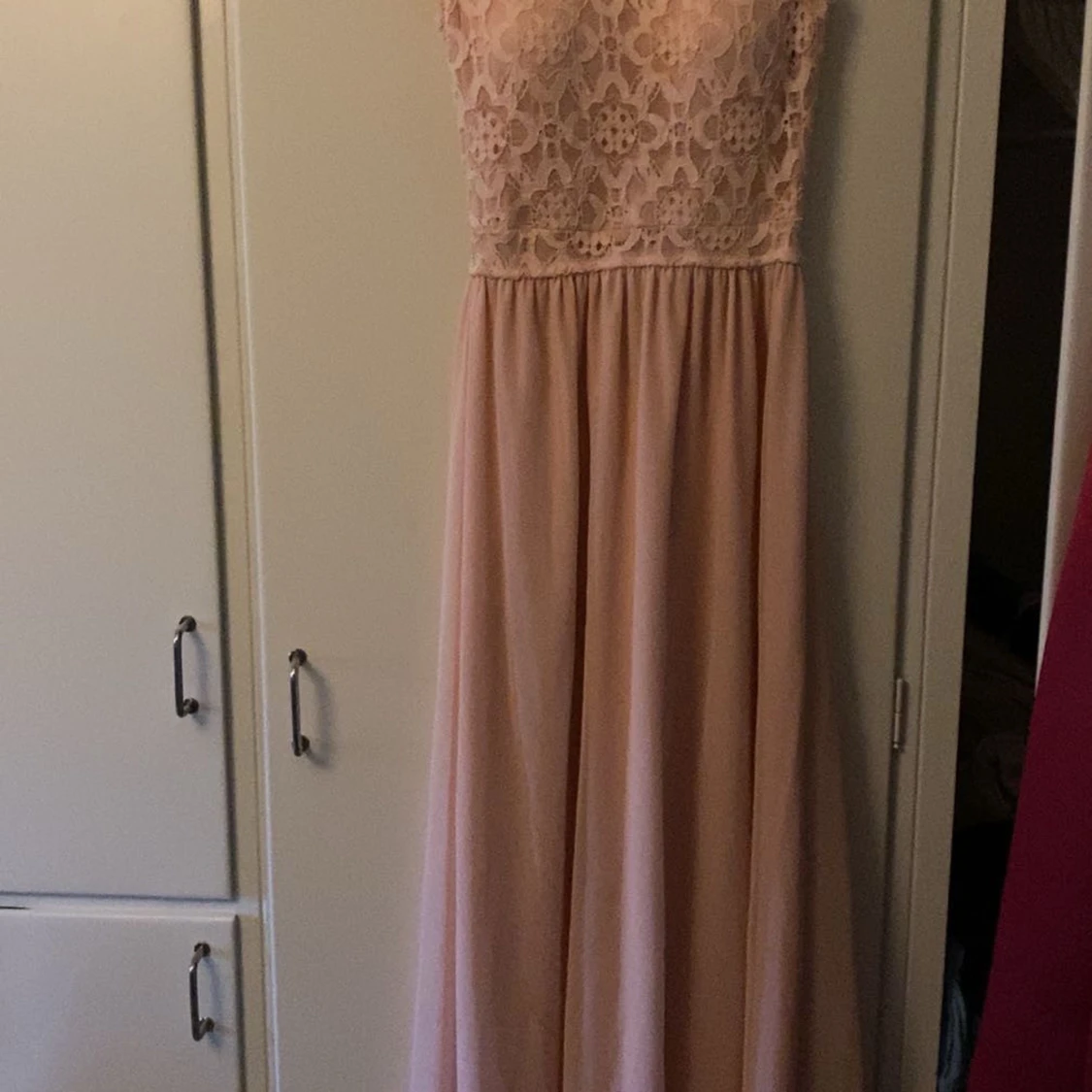 Ljusrosa spetsklänning