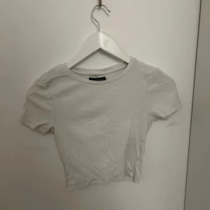 Croppad t-shirt - Vit t-shirt  Inga skador
