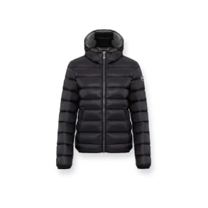 colmar jacka - säljer eventuellt min svarta colmar jacka. Storlek 42 men sitter som en S🩷 prickarna är från spegeln och inte på jackan!