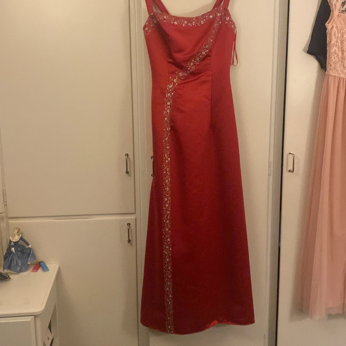 Rosa balklänning med pärldetaljer