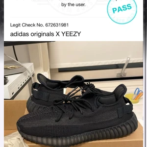 Yeezy 350 onyx - Helt nya storlek 44 2/3 med kvitto.